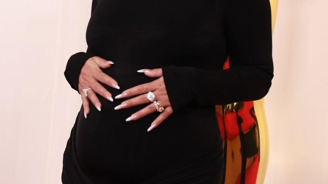 Slavna igralka na rdeči preprogi oskarjev pokazala nosečniški trebušček (foto: Profimedia)