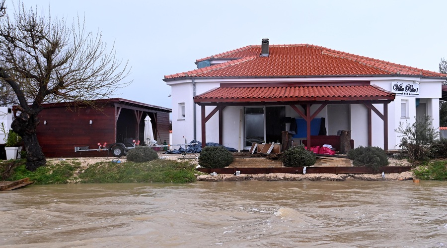 Priljubljeno turistično mesto zaradi neurja pod vodo! Fotografije razkrivajo uničujočo plat narave (foto: Dino Stanin/PIXELL/BOBO)