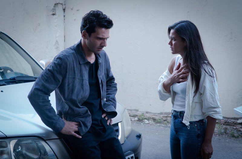 Kaan Urgancıoğlu in Pınar Deniz nastopata v glavni vlogi uspešnice Po poti resnice.