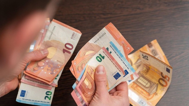 Pozor, od zdaj naprej boste plačevali kar 80,17 evra več (foto: Profimedia)