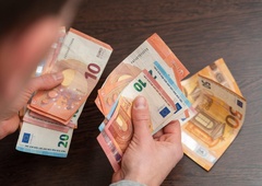 Številni o takšnih plačah le sanjajo: poglejte, kdo na mesec v žep pospravi petmestno številko