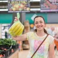 Ženska z bananami v rokah.