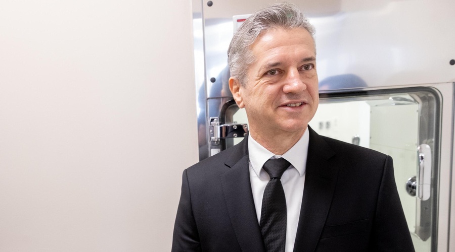 Medtem ko je kršil zakon, se je Golob nasmihal fotoaparatu (foto: Valter Leban /Bobo)