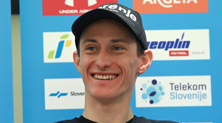 Peter Prevc v boju za stopničke, po prvi seriji tik pod vrhom (foto: Žiga Živulovič jr./Bobo)