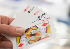 V državi, ki je priljubljena tudi pri Slovencih, vas lahko kupček igralnih kart spravi za zapahe (poglejte, zakaj)