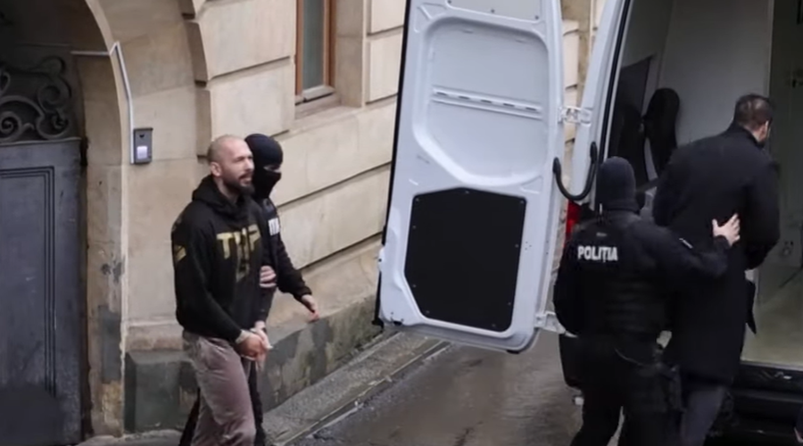 Romuni so zloglasnima Britancema na roke nataknili lisice, vse obtožbe zavračata (foto: Youtube/Digi24/posnetek zaslona)