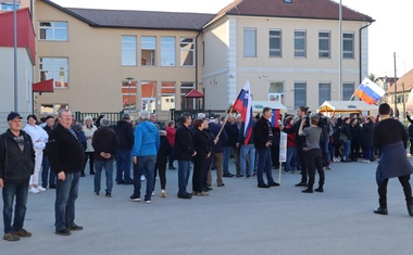 V Središču ob Dravi protesti proti gradnji azilnih domov: "Zdaj se razvoj dogaja okrog Ljubljane, migrante pa boste razposlali na robove države?" (FOTO)