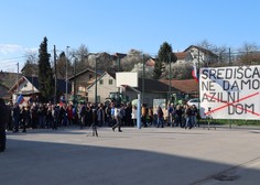 V Središču ob Dravi protesti proti gradnji azilnih domov: "Zdaj se razvoj dogaja okrog Ljubljane, migrante pa boste razposlali na robove države?" (FOTO)