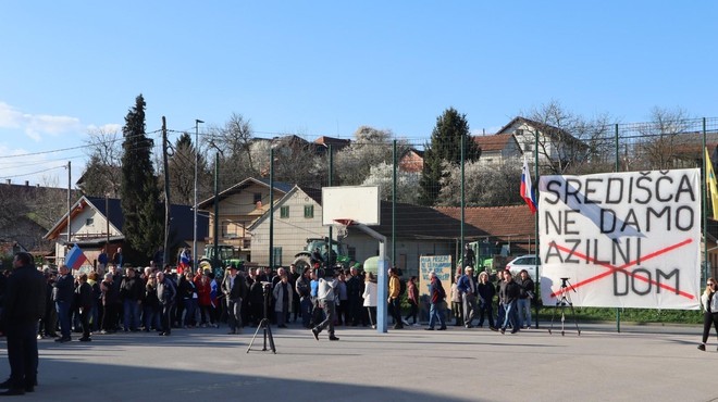 V Središču ob Dravi protesti proti gradnji azilnih domov: "Zdaj se razvoj dogaja okrog Ljubljane, migrante pa boste razposlali na robove države?" (FOTO) (foto: Vida Toš/STA)
