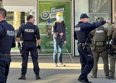 Drama na Bavarskem dvoru v Ljubljani: moški grozi z nožema v rokah, obkolila ga je policija (FOTO)
