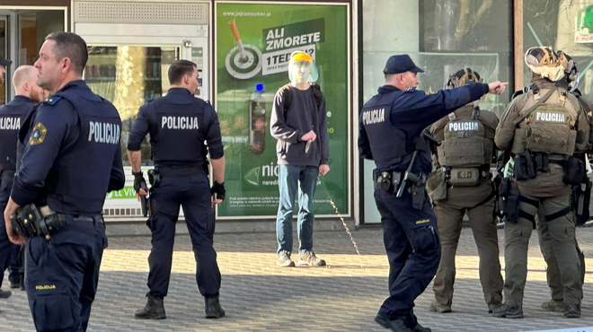 Drama na Bavarskem dvoru v Ljubljani: moški grozi z nožema v rokah, obkolila ga je policija (FOTO) (foto: Uredništvo)