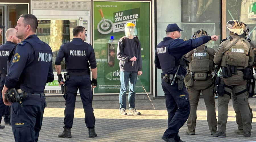 Drama na Bavarskem dvoru v Ljubljani: moški grozi z nožema v rokah, obkolila ga je policija (FOTO) (foto: Uredništvo)