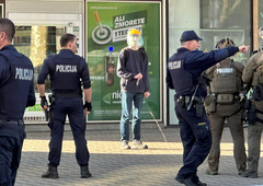 Drama na Bavarskem dvoru v Ljubljani: moški grozi z nožema v rokah, obkolila ga je policija (FOTO)