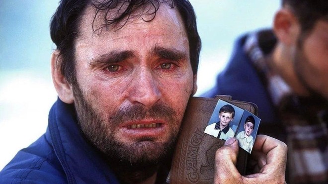 Kaj se je zgodilo z obupanim očetom, ki je med kosovsko vojno iskal svoja izginula otroka? (foto: Peter Turnley)