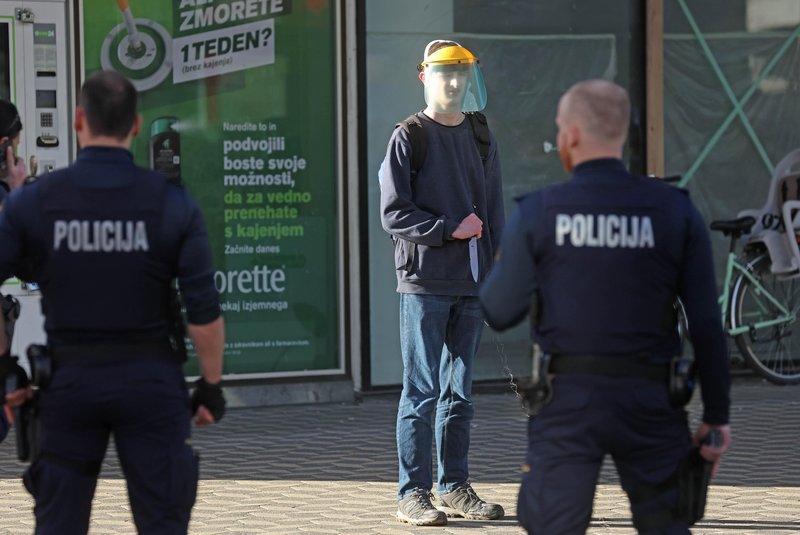 V rokah je držal dva noža, na glavi pa je imel tudi vizir. Policisti specialne enote so ga po določenem času vendarle obvladali, nato pa so ga odpeljali z reševalnim vozilom.