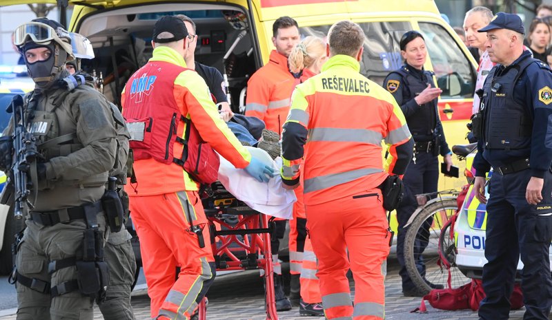 Presodili so tudi, da moški potrebuje zdravniško pomoč, zato so ga po končanem posredovanju odpeljali z reševalnim vozilom v nadaljnjo zdravniško oskrbo.