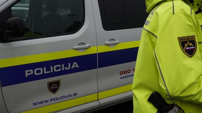 Moški v Brdih oropal trgovino, ko so mu policisti hoteli odvzeti prostost, jih je napadla 27-letna ženska (foto: Žiga Živulovič jr./Bobo)