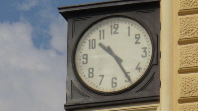 Poznate temačen razlog, zakaj so v tem italijanskem mestu za vedno zaustavili uro? (foto: Twitter/Guinness_Alan)