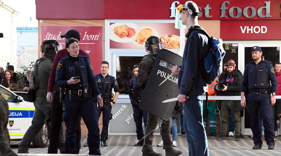 Delo policistov označili za "nepremišljeno in nestrokovno": kaj pa oni porečejo na to? (foto: Žiga Živulovič jr./Bobo)