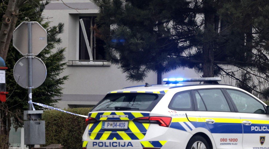 Grozljivka v semaforiziranem križišču v Ljubljani: avto trčil v otroka na poganjalčku (policija pojasnjuje) (foto: BOBO)