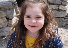 Slovenci, stopimo skupaj: petletna Karolina se bori z redko boleznijo, tudi vi ji lahko pomagate