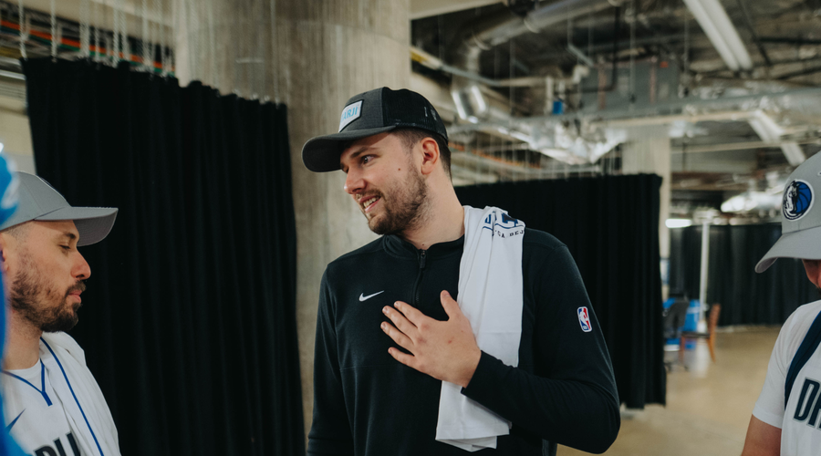 Z žogo zna vse, kaj pa s harmoniko? Luka Dončić poprijel za priljubljen inštrument (poglejte, kdo mu ga je prinesel iz Slovenije) (foto: Žan Zajc)