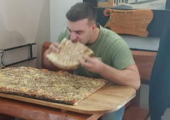 Komur bo uspelo pojesti pico velikanko, bo prejel tisoč evrov: picerija objavila izziv, spodletelo je že 34 ljudem (FOTO)