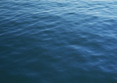 Več dni ujeti sredi morja brez hrane in vode: umrlo najmanj 60 ljudi