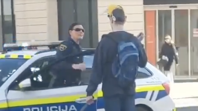 Nepremišljeno dejanje bi jo lahko stalo življenja: ljubljanska policistka na udaru kritik (VIDEO) (foto: Twitter/karfjolca/posnetek zaslona)