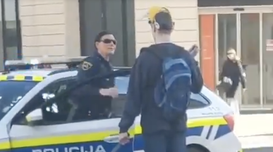 Nepremišljeno dejanje bi jo lahko stalo življenja: ljubljanska policistka na udaru kritik (VIDEO) (foto: Twitter/karfjolca/posnetek zaslona)
