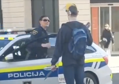 Nepremišljeno dejanje bi jo lahko stalo življenja: ljubljanska policistka na udaru kritik (VIDEO)
