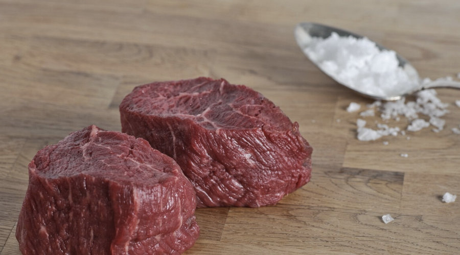 Bizarna dieta, razširjena med Slovenci: surovo meso in veliko slane vode naj bi pozdravila vse bolezni (foto: Profimedia)