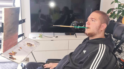 Ko nesreča spremeni življenje: od odličnega športnika do nadarjenega slikarja z usti