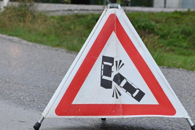 prometna nesreča znak trčenje