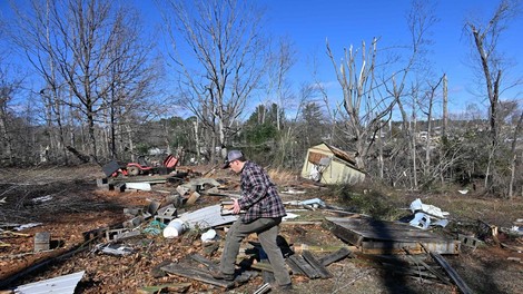 Grozljivi tornadi povzročili razdejanje (terjali so tudi smrtne žrtve)