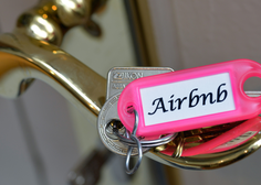 Airbnb zaradi pritožb gostov zaostruje pravila: lastnikom, ki oddajajo stanovanja, so prepovedali ...
