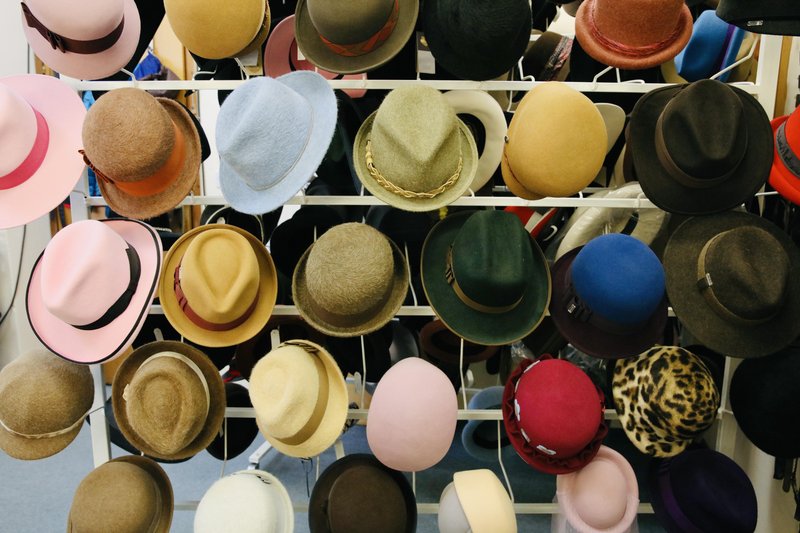 Vse razstavljene klobuke v njegovi delavnici je možno tudi kupiti. Cena se giblje od 100 do 200 evrov, odvisno od modela, seveda.