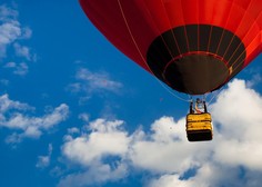 Tragično: moški z visoke višine padel čez rob košare balona