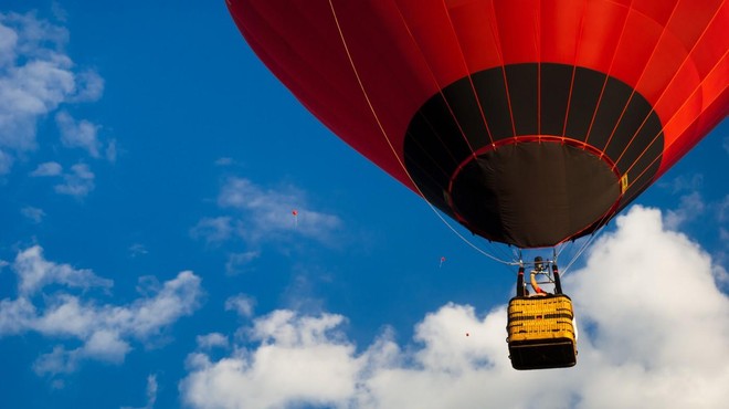 Tragično: moški z visoke višine padel čez rob košare balona (foto: Profimedia)