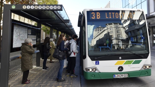 Če boste na avtobusih LPP počeli to, vas lahko doleti kazen tudi do 5000 evrov (foto: Žiga Živulovič jr./Bobo)
