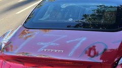 Porisan Ferrari je dolgo sameval na ulici: ko so ga poskusili odstraniti, je postalo jasno, zakaj
