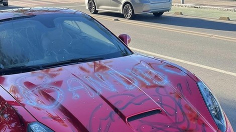 Porisan Ferrari je dolgo sameval na ulici: ko so ga poskusili odstraniti, je postalo jasno, zakaj