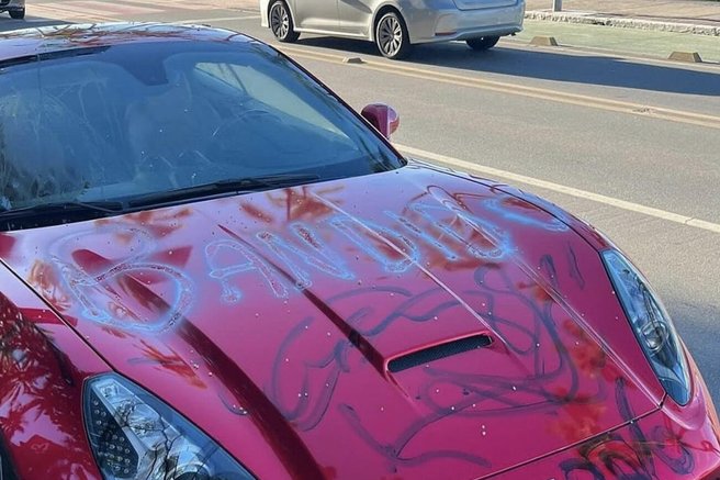 Porisan Ferrari je dolgo sameval na ulici: ko so ga poskusili odstraniti, je postalo jasno, zakaj
