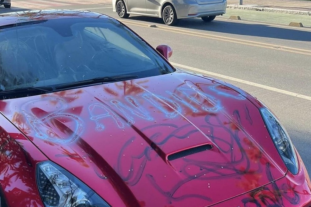 Porisan Ferrari je dolgo sameval na ulici: ko so ga poskusili odstraniti, je postalo jasno, zakaj