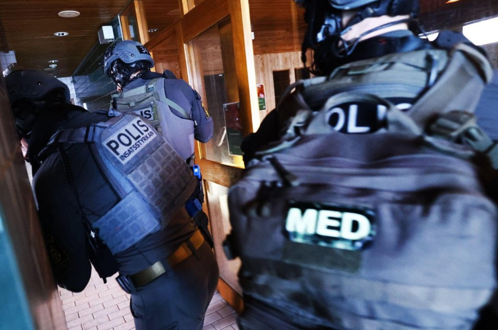 Aretirali domnevna islamistična terorista, ki sta načrtovala strelski napad na parlament (foto: Profimedia)