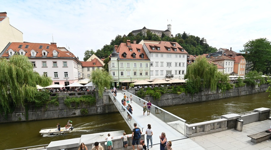 Kaj se dogaja s slovenskim nepremičninskim trgom? Prodaja stanovanj lani upadla (foto: Žiga Živulovič jr./Bobo)