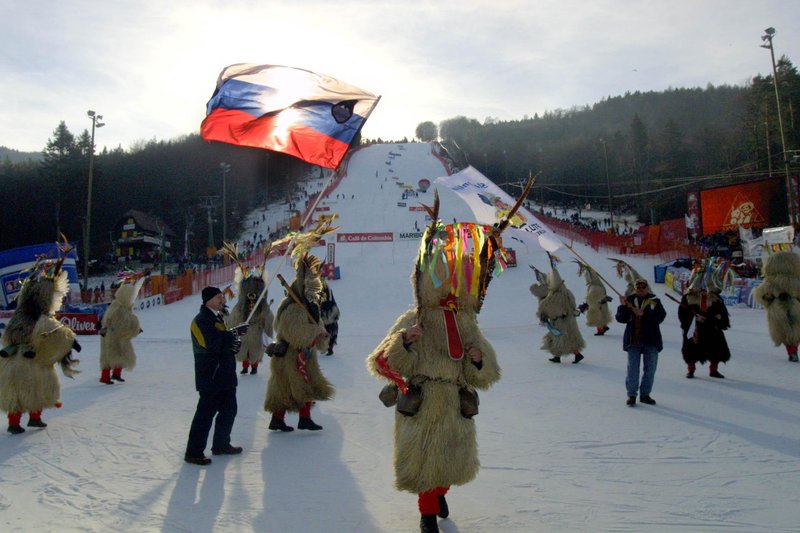 Slovenski navijači s kurenti na Zlati lisici 2002 na Mariborskem Pohorju.