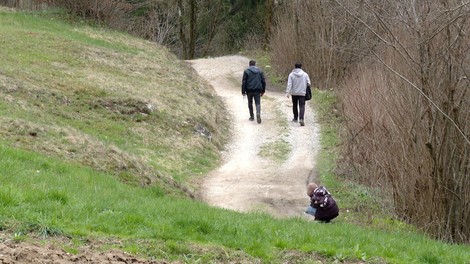 Slovenski kraj, kjer se odvija ilegalen posel: “Pridrvi avto in jih odpelje”
