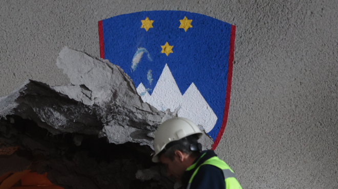 Na ogorčenje zaradi uničenega državnega grba v karavanškem predoru se je odzval Dars (foto: Borut Živulovič/Bobo)