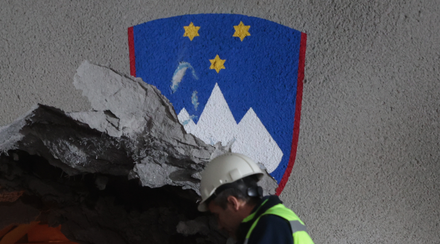 Na ogorčenje zaradi uničenega državnega grba v karavanškem predoru se je odzval Dars (foto: Borut Živulovič/Bobo)